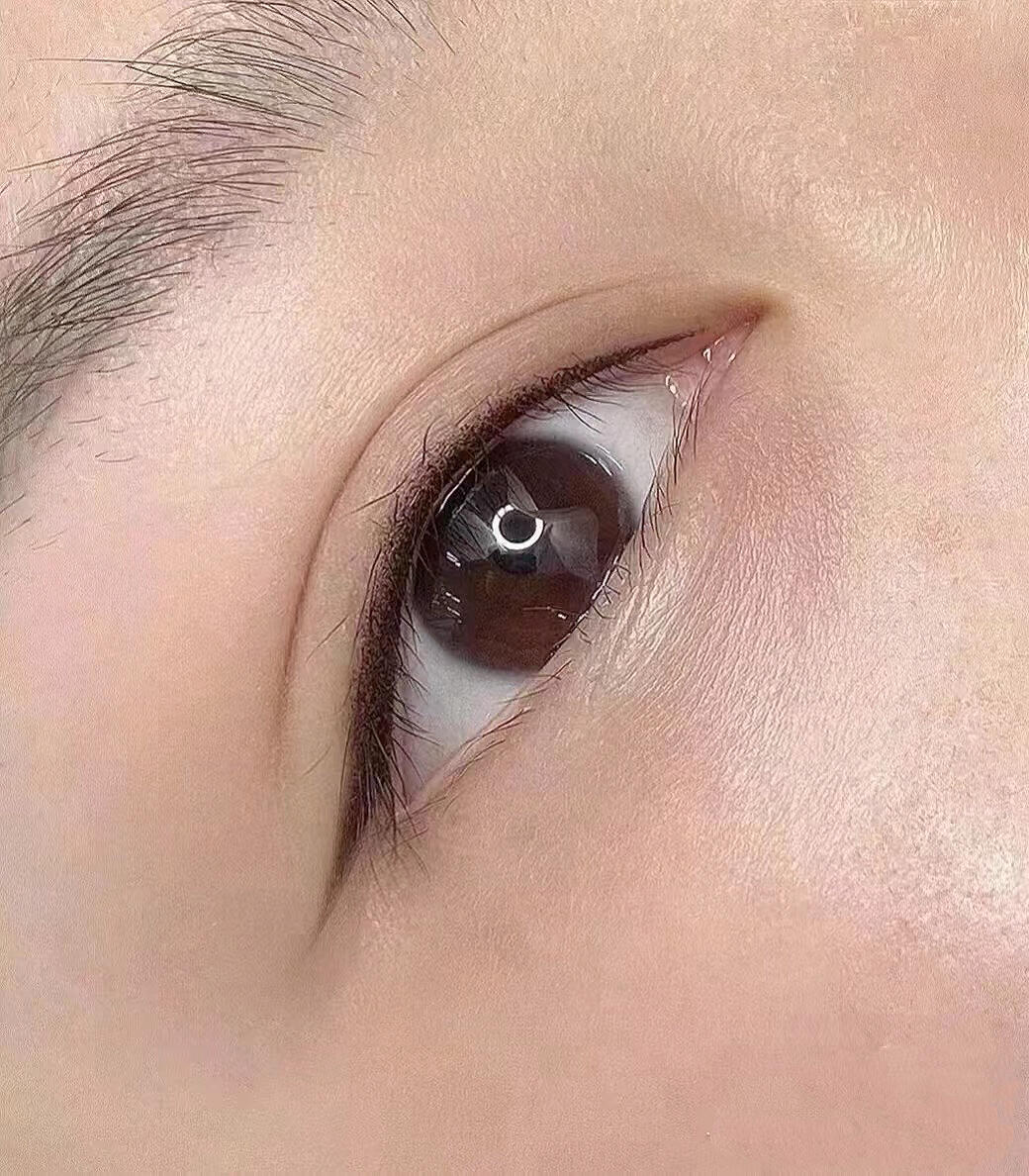 Lash Line Enhancement with Semi-Permanent Eyeliner Client's eyes featuring semi-permanent eyeliner enhancing the lash line.